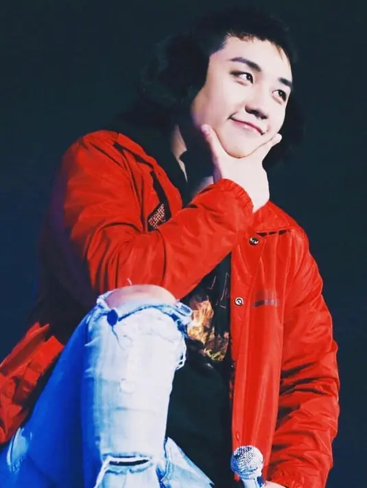 "Aku adalah Seungri yang akhirnya berada di tengah. Aku merasa sangat bahagia karena personel lainnya sedang wajib militer," ujarnya. (Foto: instagram.com/seungriseyo)