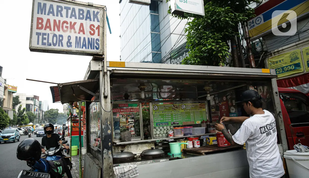 Pedagang kaki lima (PKL) mempersiapkan lapak dagangan di Jalan Sabang atau H Agus Salim, Jakarta, Jumat (27/8/2021). Menko Bidang Perekonomian Airlangga Hartarto mengatakan pemerintah sedang mempersiapkan satu juta PKL untuk mendapatkan bantuan tunai senilai Rp1 juta. (Liputan6com/Faizal Fanani)