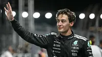 George Russell menyapa para penggemar usai memastikan diri menjadi yang tercepat dalam sesi kualifikasi F1 Singapura 2025 di Marina Bay Street Circuit, Singapura, Sabtu (4/10/2025). (AFP/Lillian SUWANRUMPHA)