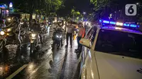 Petugas Dishub memberi arahan pada pengendara saat penyekatan jalan di kawasan Pasar Baru, Jakarta, Kamis (31/12/2020). Polda Metro Jaya menutup sejumlah ruas jalan selama Car Free Night dan Crowd Free Night pada malam Tahun Baru 2021 untuk mencegah penyebaran COVID-19. (Liputan6.com/Faizal Fanani)