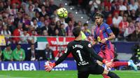 Upaya pemain Barcelona, Lamine Yamal membobol gawang Atletico Madrid pada lanjutan Liga Spanyol 2025/2026 di Stadio Wanda Metropolitano, Madrid, Minggu (5/4/2026) dini hari WIB. (Pierre-Philippe MARCOU / AFP)