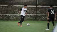 Winger PSS Sleman, Miftahul Hamdi (rompi putih). (Dok. PSS Sleman)