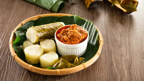 Keindahan Sajian Lemang Sambal Udang: Sepiring lemang yang disajikan dengan sambal udang pedas