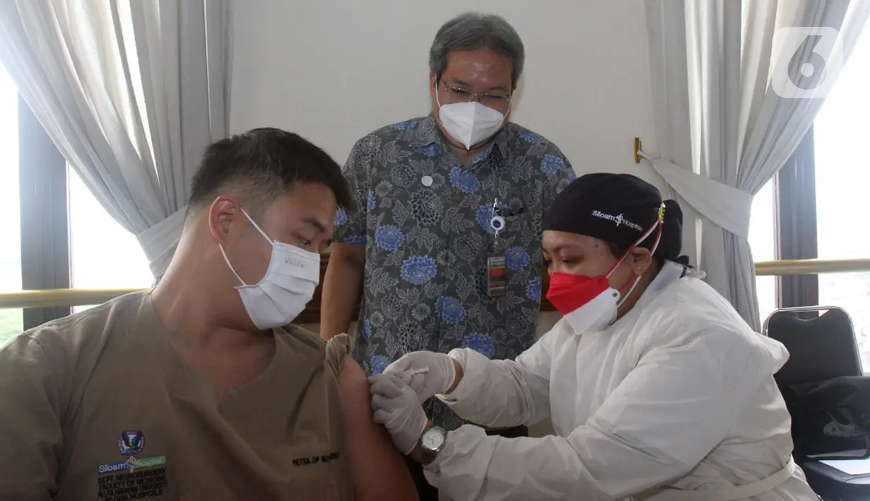 Direktur Utama Siloam Hospitals Lippo Village, dr. Jeffry Oeswadi meninjau vaksinasi booster dari Moderna untuk Tenaga Kesehatan Siloam Hospitals, Tangerang, Rabu (11/8/2021). Vaksinasi dosis ketiga diikuti 500 nakes. (Liputan6.com/HO/Firdi)