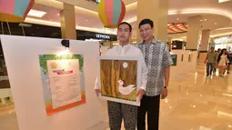 Karya lukis dari beberapa anak penyandang autis juga dipamerkan dalam acara yang diselenggrakan di Kota Kasablanka, Jakarta, Minggu (30/11/2014). (Liputan6.com/Faizal Fanani)  