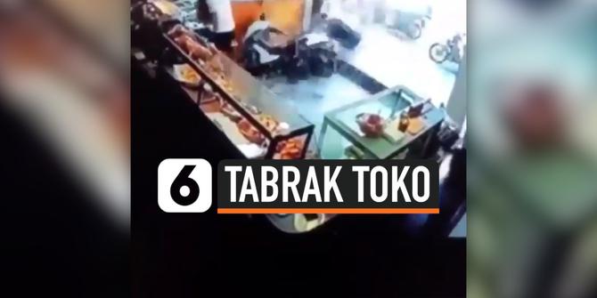 VIDEO: Bule di Bali Tabrak Toko Kue Saat Parkir Motor