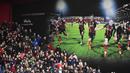 Suporter dan layar besar yang terpasang saat laga Bournemouth melawan Arsenal di Stadion Vitality, Inggris, Minggu (7/2/2016). Bournemouth takluk 0-2 dari Arsenal. (Reuters/Dylan Martinez)