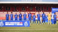 Skuad Arema FC saat bermain di Stadion Soepriadi, Blitar di Liga 1 melawan Borneo FC. (Bola.com/Iwan Setiawan)