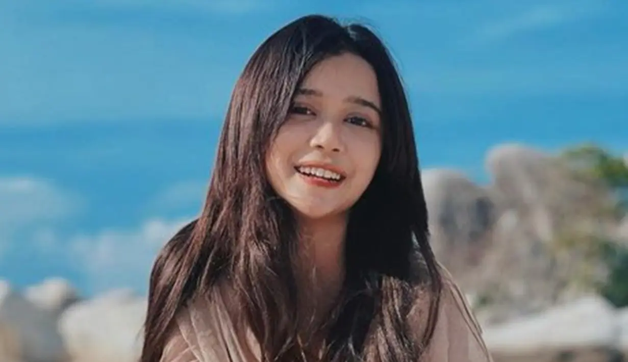 Penyanyi kelahiran 30 Maret 1996 ini selalu unggah foto-foto cantiknya di Instagram. Foto cantik Brisia Jodie ini berhasil membuatnya kian diidolai warganet. Seperti foto ia tersenyum manis ketika liburan di pantai. (Liputan6.com/brisiajodie)