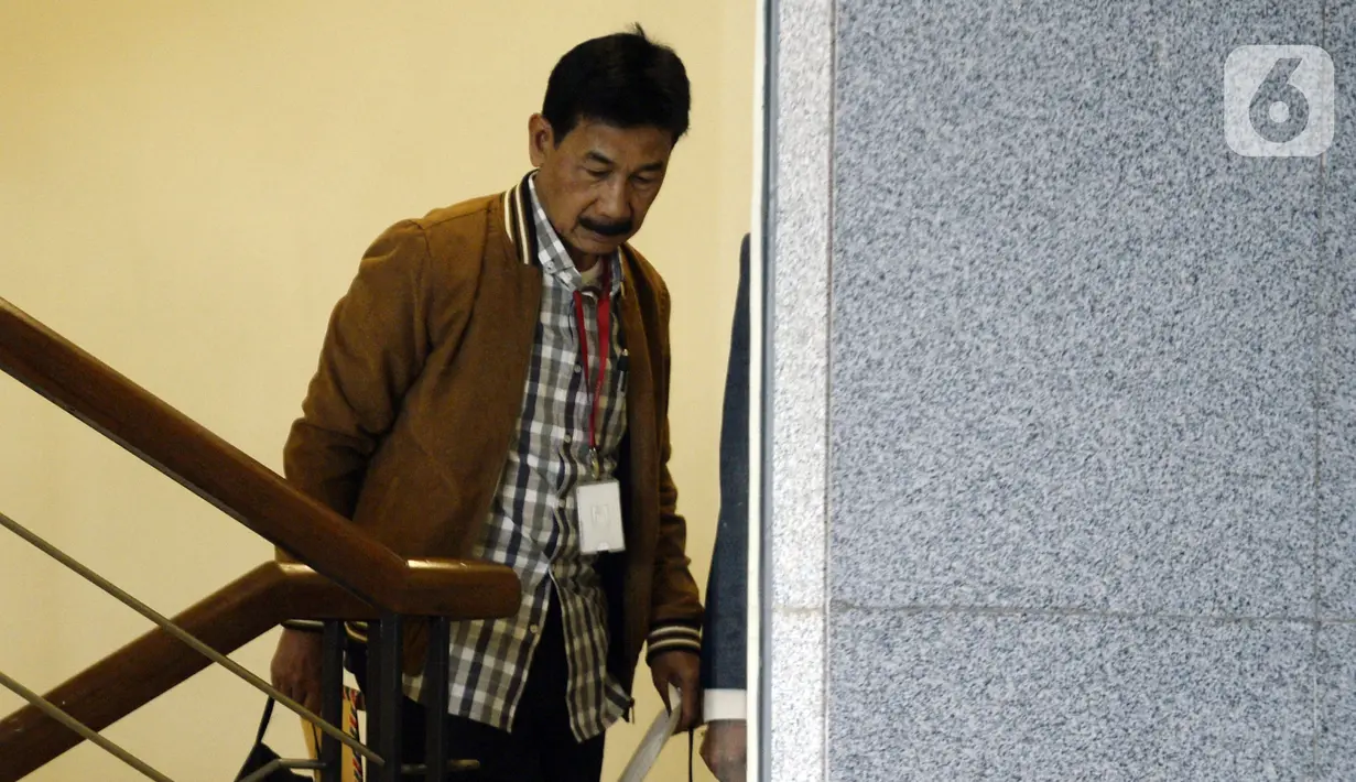 Bupati Solok Selatan Muzni Zakaria akan menjalani pemeriksaan oleh penyidik di Gedung KPK, Jakarta, Kamis (30/1/2020). Muzni Zakaria diperiksa sebagai tersangka terkait kasus dugaan suap proyek pembangunan infrastruktur Jembatan Ambayan dan Masjid Agung di Solok Selatan. (merdeka.com/Dwi Narwoko)