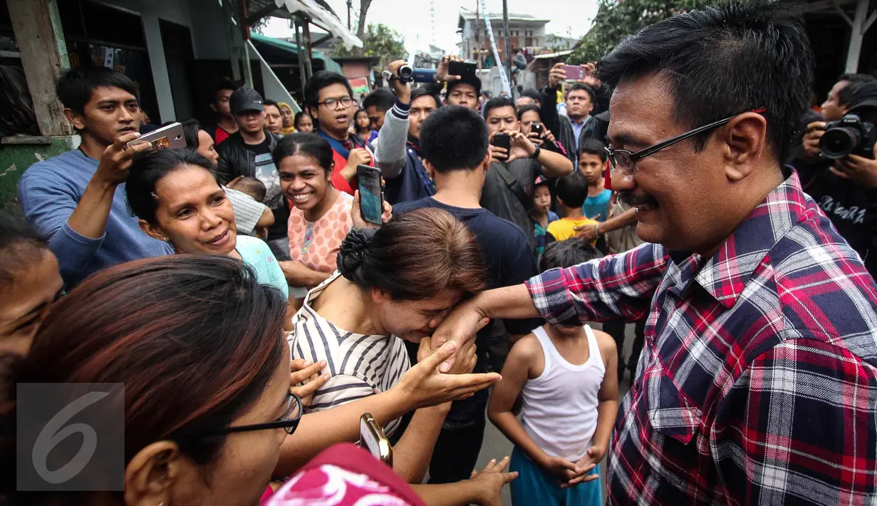 Cawagub DKI Jakarta Djarot Saiful Hidayat menyalami warga saat kampanye di Kembangan Utara, Jakarta, Rabu (9/11). Meski sempat dapat penolakan dari sekelompok orang, namun Djarot tetap blusukan untuk menyerap aspirasi warga. (Liputan6.com/Faizal Fanani)