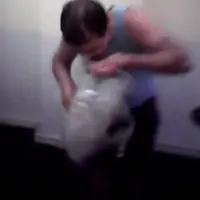 Demi mendapatkan obat terlarang, pria ini rela menggigit kepala burung yang belum dimasak. | via: thesun.co.uk