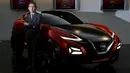 Senior Vice President dan Chief Creative Officer Nissan Motor Co, Shiro Nakamura disamping mobil konsep Nissan Gripz, Jepang, (14/1). Perusahaan mobil asal Jepang Nissan ingin mengubah gaya mobil mereka dengan gaya budaya Jepang.  (REUTERS / Toru Hanai)