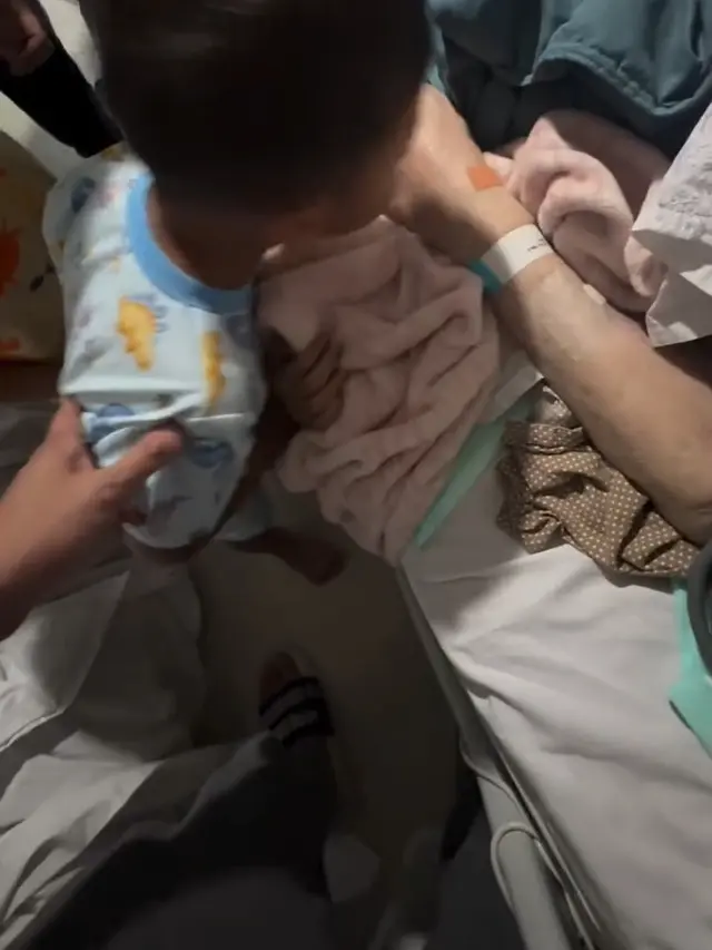Baim Wong Bagikan Momen Terakhir saat Kiano dan Kenzo Cium Tangan Jhonny Wong. (instagram/baimwong)