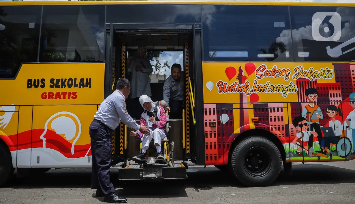 Petugas membantu menaikkan salah satu siswa masuk ke dalam bus sekolah khusus penyandang disabilitas di Sekolah Luar Biasa (SLB) YPAC Jakarta, Kebayoran Baru, Jakarta, Kamis  (25/1/2024). (Liputan6.com/Angga Yuniar)