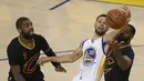 Pemain Golden State Warriors, Stephen Curry, saat pertandingan melawan Cleveland Cavaliers dalam Final NBA gim kedua di Oracle Arena, Oakland, California, AS, (04/06/2017). ( EPA/Monica Davet)