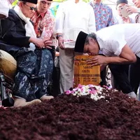BJ Habibie  antar almarhumah adik ke pemakaman. (Dezmond Manullang/Bintang.com)