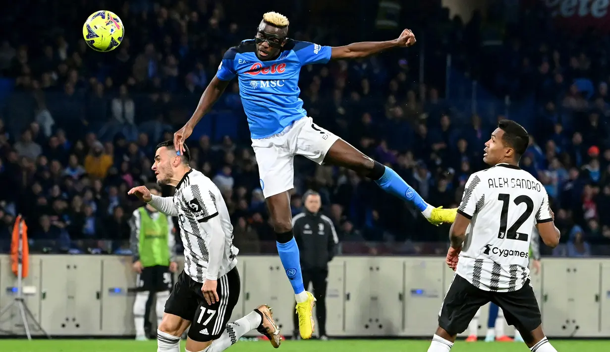Napoli semakin nyaman saat mampu mencetak gol keempat melalui Victor Osimhen. Gol kedua Victor Osimhen ke gawang Wojciech Szczesny tercipta pada menit ke-65 lewat sundulan kepala memanfaatkan umpan lambung Khvicha Kvaratskhelia. (AFP/Alberto Pizzoli)