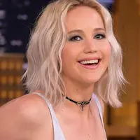 Tahun 2012, Jennifer Lawrence melihat seorang gadis yang ambruk dan pingsan. Ia pun memanggil ambulans dan menolong gadis itu sampai bantuan datang. (CNBC)
