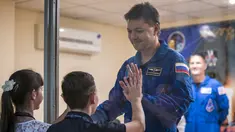 Oleg Kononenko, seorang astronot asal Rusia berinteraksi dengan anak-anaknya sebelum melaksanakan misi ke luar angkasa, di kosmodrom Baikonur, Kazakhstan, 21 Juli 2015. (REUTERS/Shamil Zhumatov)