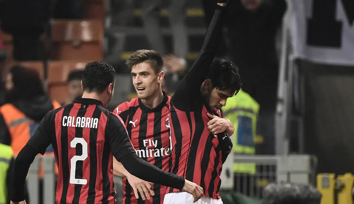 Selebrasi gol Paqueta untuk korban kebakan di akademi sepak bola Flamengo pada laga lanjutan Serie A yang berlangsung di stadion San Siro, Milan, Senin (11/2). AC Milan menang 3-0 atas Cagliari. (AFP/Marco Bertorello)