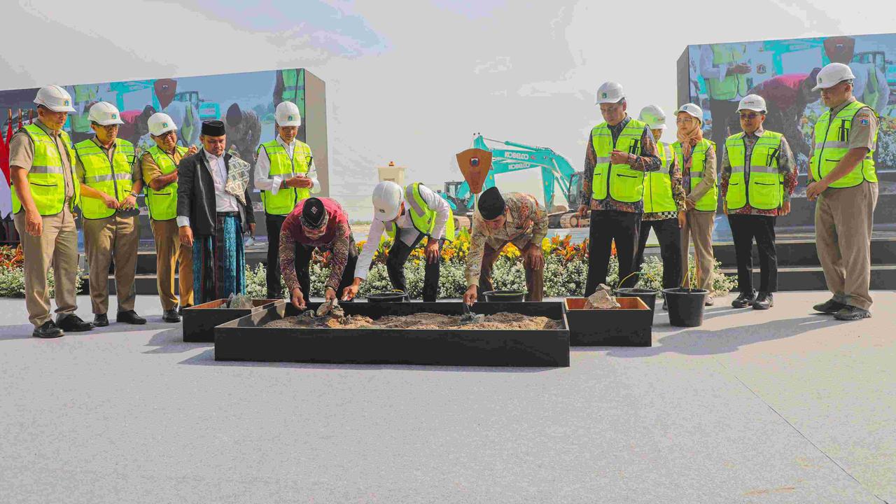 Penjabat (Pj) Gubernur DKI Jakarta Heru Budi Hartono melakukan groundbreaking pembangunan fasilitas pengolahan sampah Refuse Derived Fuel (RDF) Plant di Rorotan, Jakarta Utara, Senin (13/5).