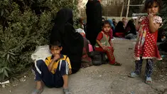 Sejumlah bocah yang dibawa orangtuanya mengungsi ke tempat yang lebih aman dari serangan ISIS di Qayyara, selatan Mosul, Irak, Minggu (30/10). (REUTERS / Zohra Bensemra)