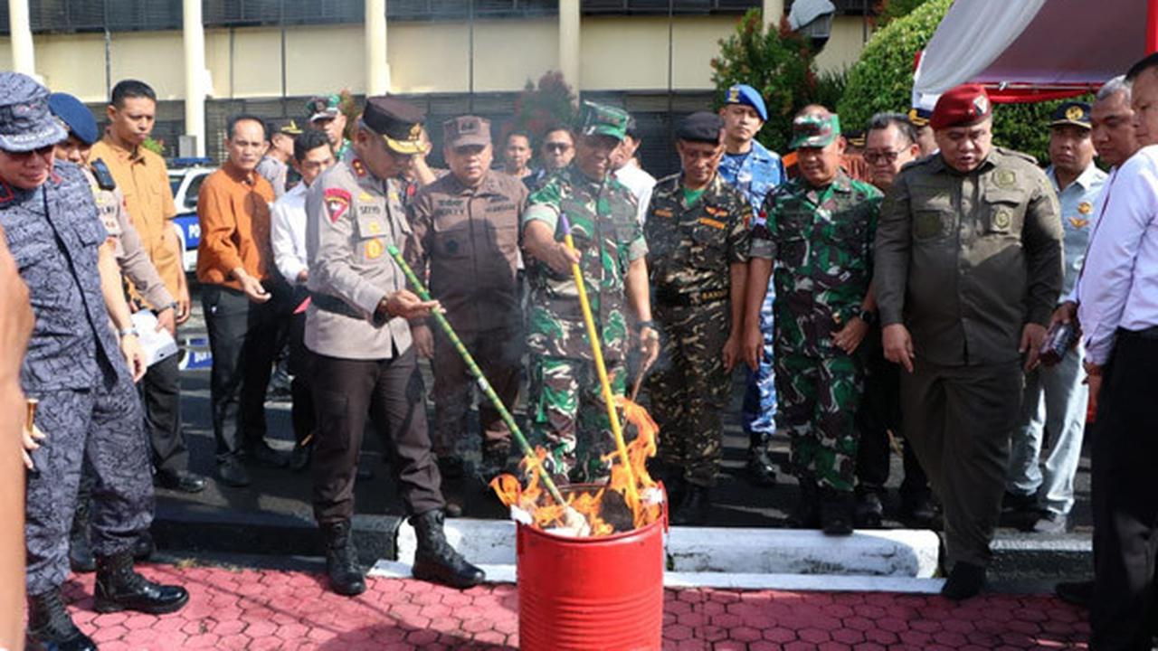 Kapolda Sulut Irjen Pol Setyo Budiyanto bersama Pangdam XIII/Merdeka Mayjen TNI Legowo WR Jatmiko dan Forkopimda Sulut memusnahkan barang bukti dengan cara dibakar dan dituang ke dalam drum.