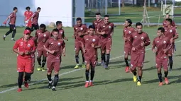 Pemain Persija berlari kecil saat latihan resmi penyisihan Grup H Piala AFC 2018 melawan Johor Darul Takzim di Lapangan B Kompleks GBK, Jakarta, Senin (9/4). Laga akan digelar, Selasa (10/4). (Liputan6.com/Helmi Fithriansyah)