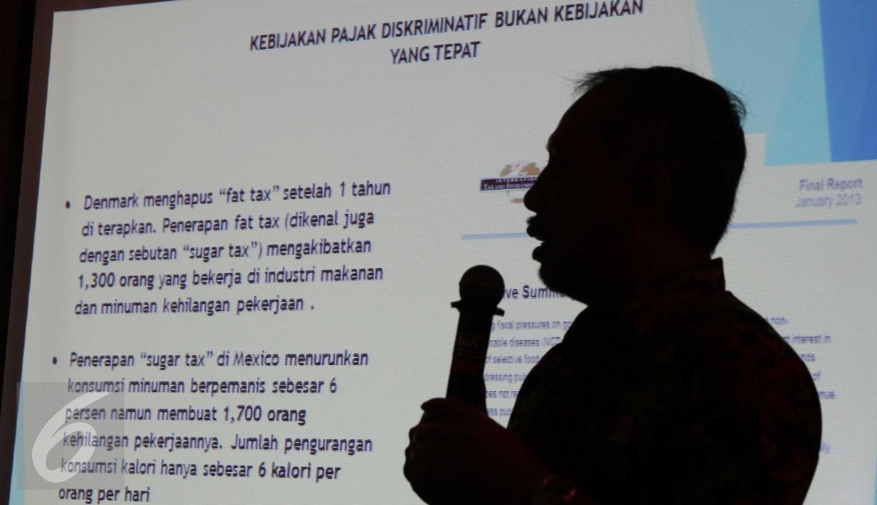 Para pengusaha yang tergabung dalam Asosiasi Industri Minuman Ringan tersebut menolak kebijakan pemerintah mengenakan tarif cukai untuk produk minuman berpemanis dan soda pada tahun depan, Jakarta, Selasa (15/12/2015). (Liputan6.com/Angga Yuniar)