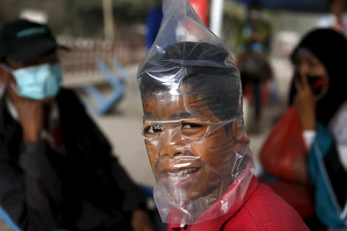 20150625-Warga Brastagi Pakai Masker-Sumatera Utara 1