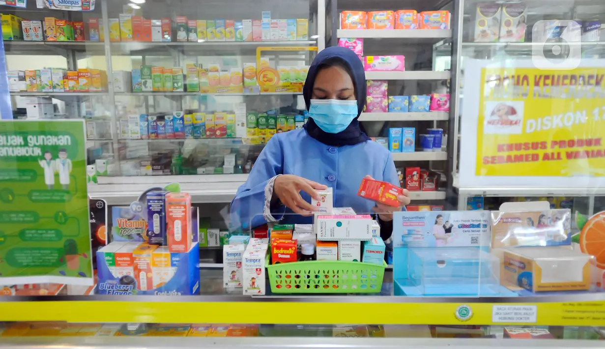 Pegawai menata sejumlah obat sirup yang mengandung paracetamol di Apotek Prima Husada, Cinere, Depok, Jawa Barat, Kamis (20/10/2022). Kementerian Kesehatan menginstruksikan seluruh apotek untuk sementara tidak menjual obat bebas dalam bentuk sirup anak kepada masyarakat akibat adanya lebih dari  200 kasus gangguan ginjal akut misterius yang menyerang anak di Indonesia. (merdeka.com/Arie Basuki)