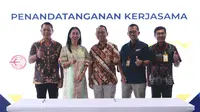 (Ki-Ka): Direktur Pelaksana TIKI, Trie Maulana Apriyanto, Direktur Utama TIKI, Yulina Hastuti, Direktur Utama Bank Mandiri Taspen (BMT), Elmamber Sinaga, Direktur C&C BMT, Judhi B. Wirjanto, Direktur Bisnis BMT, Maswar Purnama usai penandatanganan kerjasama pada peluncuran Komunitas Mantap Indonesia (KMI)di Jakarta (29/5/2023). (Liputan6.com/HO)