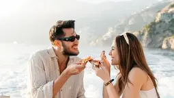 Wulan Guritno dan Sabda Ahessa, menikmati pizza khas Italia. Keduanya terlihat begitu bahagia. (Foto: Instagram/@wulanguritno)