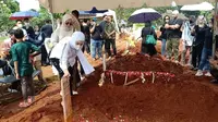 Pemakaman aktor sinetron Iqbal Pakula di TPU Menteng Pulo, Jakarta Selatan, Selasa (25/4/2023). (Dok. via M. Altaf Jauhar)