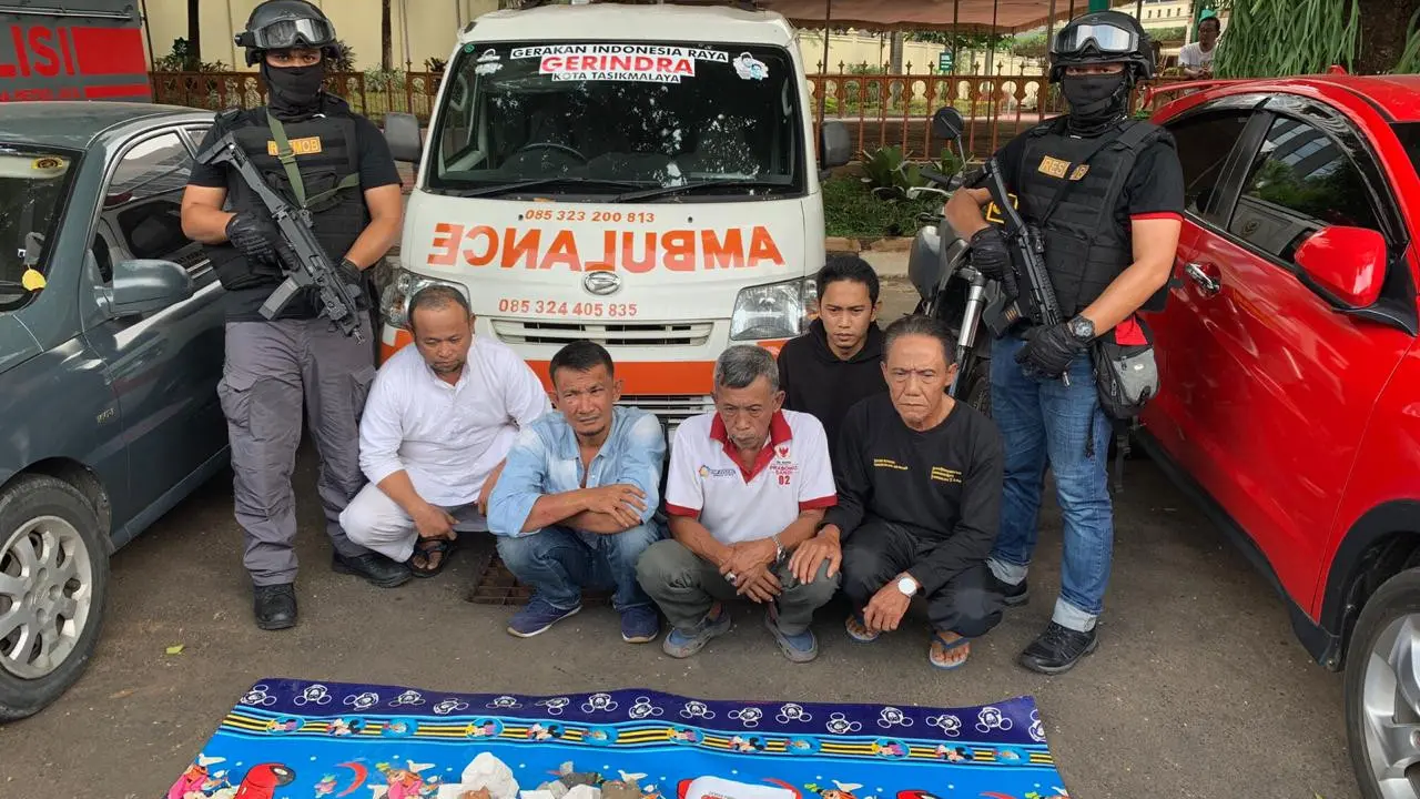 Pemaparan barang bukti ambulans yang digunakan dalam aksi demonstrasi di Jakarta, Selasa (22/5/2019) (Istimewa)