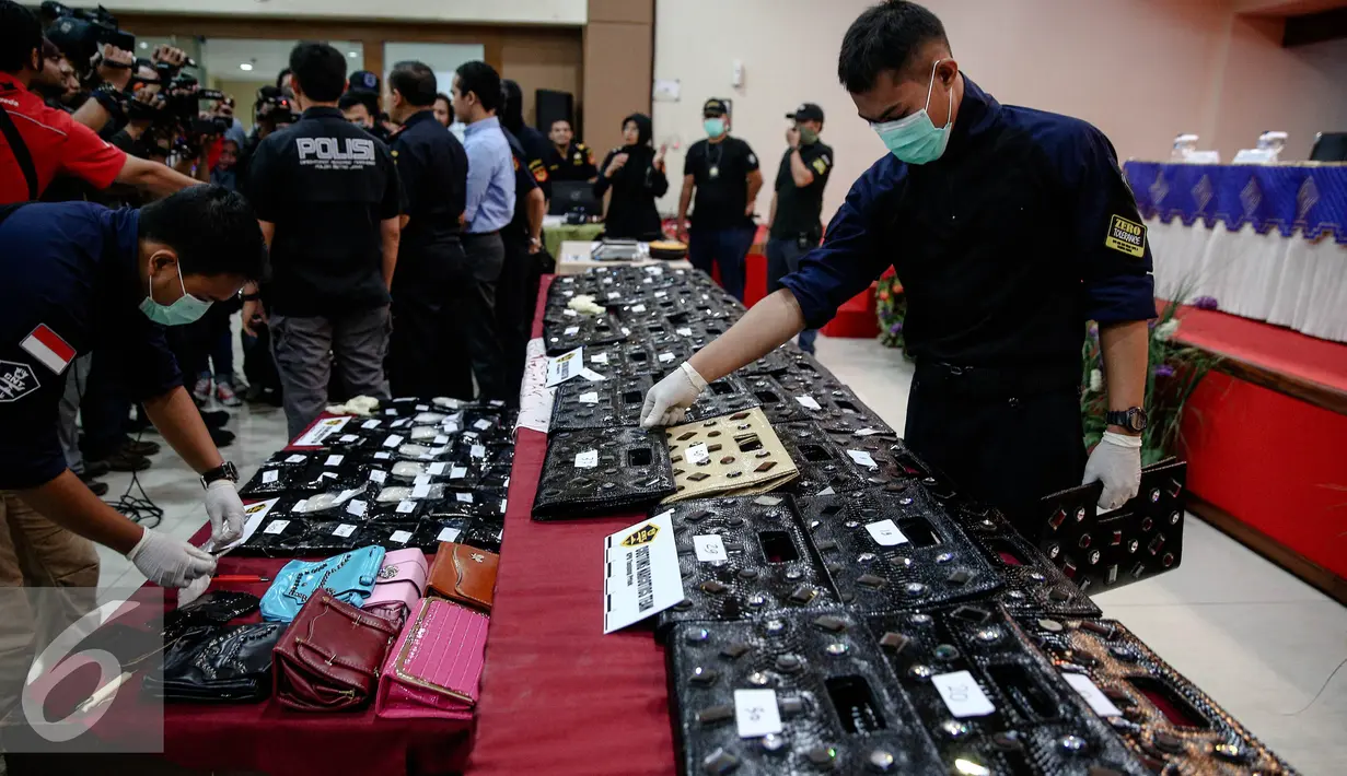 Petugas bea cukai merapikan barang bukti saat acara Konferensi Pers Operasi Bersama Bea Cukai-Polda Metro Jaya di Jakarta, (11/8). 3,8 kg Methampetamine (sabu) yang berasal dari Tiongkok diamankan Pelabuhan Tanjung Priok. (Liputan6.com/Faizal Fanani)
