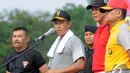 Pangdam Jaya Mayjen Agus Sutomo (kedua kiri) memberikan sambutan saat senam bersama di Lapangan Utama Mako Kopassus, Cijantung, Jakarta, Jumat (21/11/2014). (Liputan6.com/Herman Zakharia)