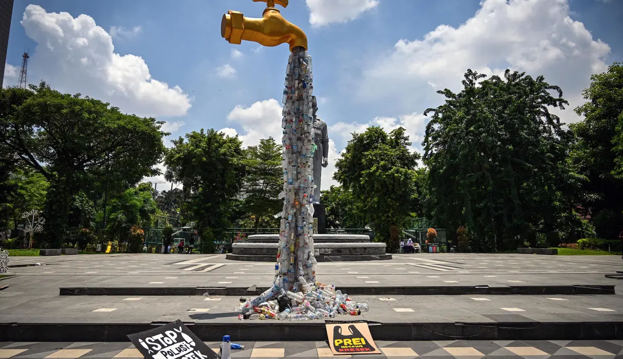 Instalasi berbentuk keran yang mengalirkan botol plastik terlihat dalam sebuah aksi protes yang dilakukan oleh para aktivis dari Ecological Observation and Wetlands Conservation (ECOTON) dan para mahasiswa di Surabaya, Jawa Timur, Selasa 25 Februari 2025. (Juni KRISWANTO/AFP)