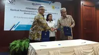 Menteri BUMN Rini Soemarno menyaksikan penandatanganan kontrak pembangunan transmisi antara PLN dengan Waskita Karya, Jumat (7/7/2017). (Ilyas/Liputan6.com)