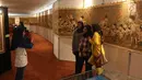 Pengunjung berfoto dengan latar belakang karya-karya Panji dalam Festival Panji Internasional di Perpustakaan Nasional, Jakarta, Selasa (10/7). Pameran Panji tersebut berlangsung hingga 11 Juli 2018. (Liputan6.com/Arya Manggala)