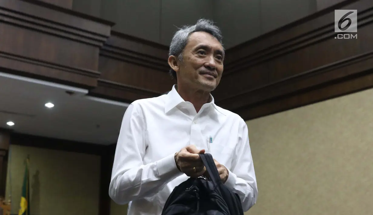 Terdakwa dugaan suap pengajuan PK ke PN Jakarta Pusat, Eddy Sindoro saat jeda sidang lanjutan di Pengadilan Tipikor, Jakarta, Senin (7/1). Sebelumnya, Eddy didakwa suap terkait pengurusan perkara di PN Jakarta Pusat. (Liputan6.com/Helmi Fithriansyah)