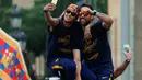 Neymar dan Claudio Bravo ber-selfie ria di atas bus saat pawai tim Barcelona untuk merayakan gelar La Liga ke-24, Minggu (15/5/2016). (AFP/Pau Barrena)