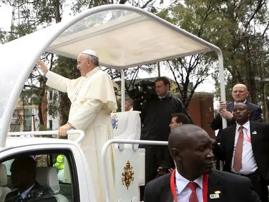 Paus Francis saat menyapa warga Kenya yang telah datang di halaman Universitas Nairobi, Kenya, (26/11).  Paus Francis datang ke Kenya untuk memberi ceramah tentang konflik antara umat beragama di Kenya. (REUTERS/Noor Khamis)