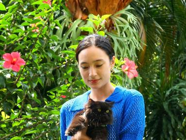 Tatjana Saphira memiliki kesenangan bermain dengan kucing. Tak hanya satu, wanita kelahiran Jakarta, 21 Mei 1997 memiliki banyak kucing di rumahnya. (Foto: Instagram/@tatjanasaphira)