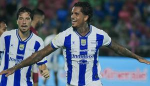 Selebrasi striker Persib Bandung, Ramon Tanque usai membobol gawang Semen Padang dalam laga pekan ke-26 BRI Super League 2025/2026 di Stadion H. Agus Salim, Padang, Minggu (5/4/2026). Tampak Thom Haye mengikuti di belakangnya. (Dok. Persib)