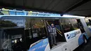 Petugas melakukan pengecekan pada bus Transjakarta baru saat peluncuran di Jakarta, Senin (18/4). Transjakarta resmi meluncurkan 600 unit bus single dan 51 bus gandeng baru yang akan menyebar di 17 rute. (Liputan6.com/Immanuel Antonius)