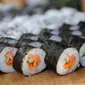 Sushi gulung juga harus diwaspadai sebab sering ditambahkan dengan bahan-bahan yang berkalori tinggi seperti mayo pedas, krim keju, udang tempura, dan banyak nasi putih. (Istimewa)