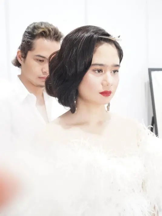 Sedangkan Dul Jaelani mengenakan kemeja putih yang dengan kancing atas yang dibiarkan terbuka. (Instagram/tissabiani).