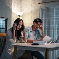 Ilustrasi pasangan membahas keuangan/copyrightshutterstock/Hananeko_Studio